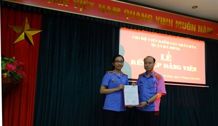 CHI BỘ VIỆN KSND QUẬN HÀ ĐÔNG TỔ CHỨC LỄ KẾT NẠP ĐẢNG VIÊN